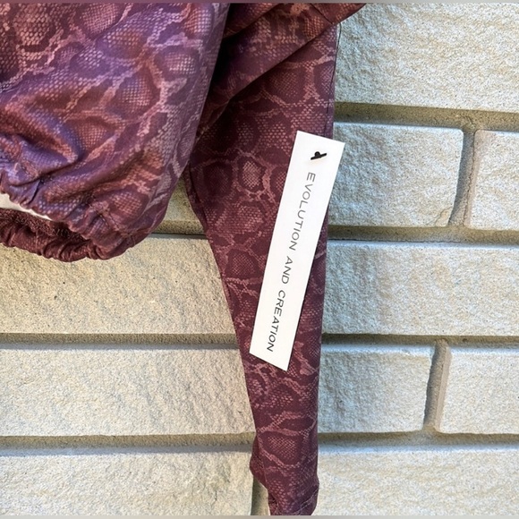 Evolution & Creation Sports Bra & cropped pullover Burgundy Snakeskin Set Small - Picture 6 of 12